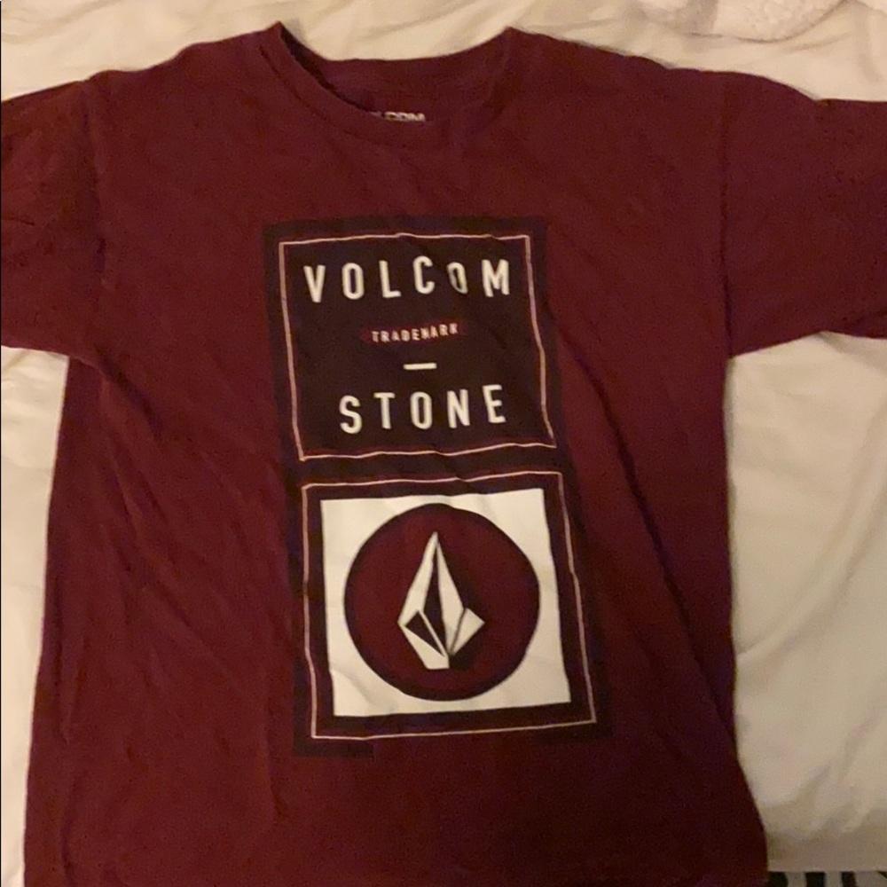 Maroon volcom t shirt